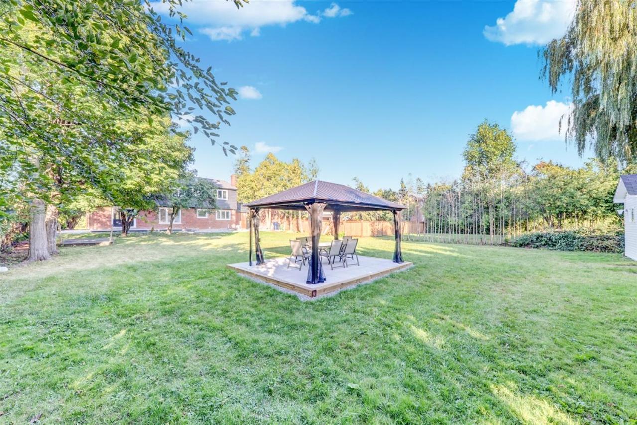 Stunning 7 Bedroom Rougeview Home With 2 Kitchens, 5 Bathrooms, Amazing Backyard & 8-Car Parking Toronto Bagian luar foto