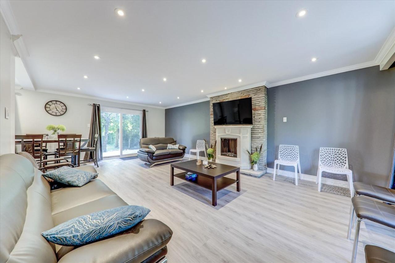 Stunning 7 Bedroom Rougeview Home With 2 Kitchens, 5 Bathrooms, Amazing Backyard & 8-Car Parking Toronto Bagian luar foto