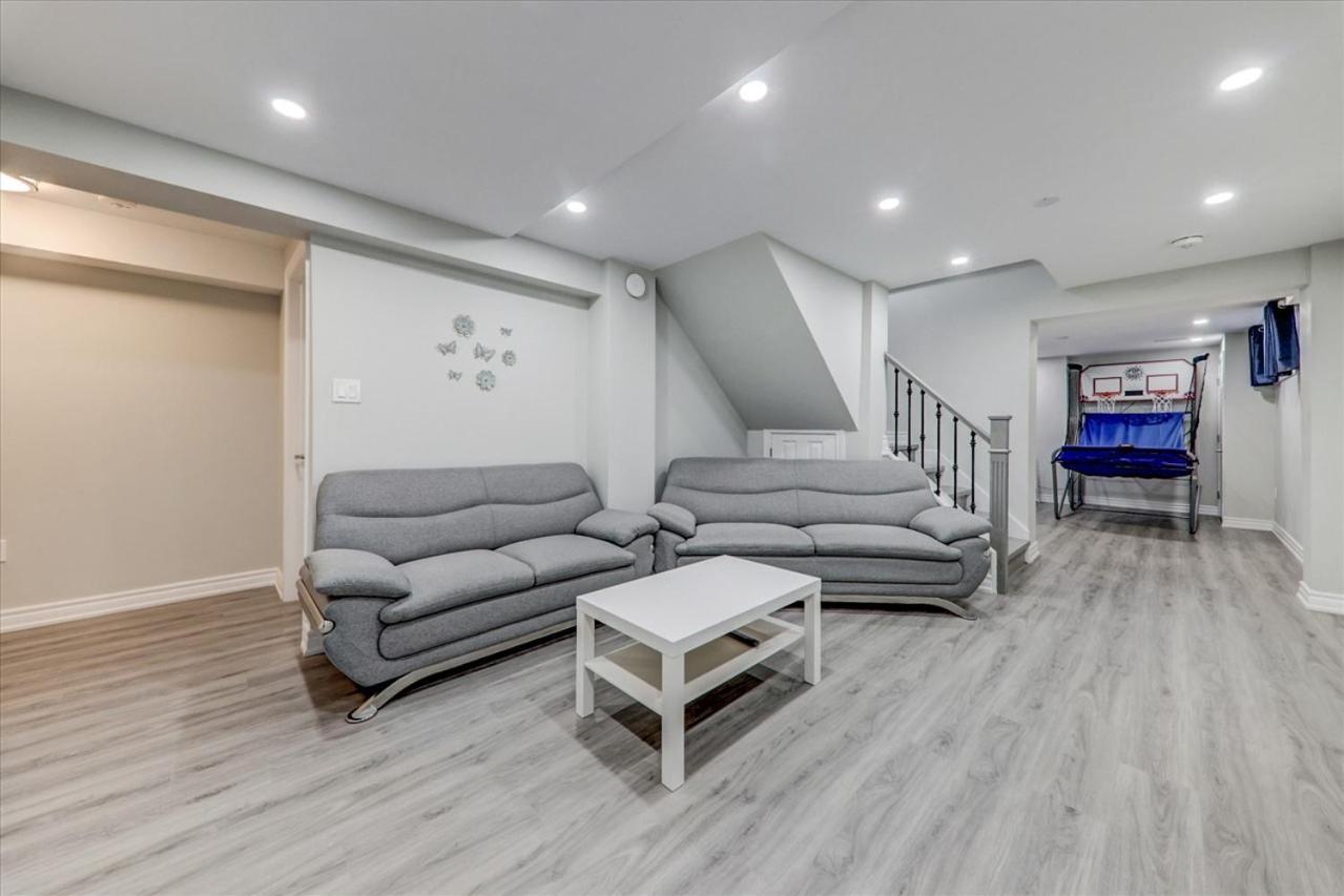 Stunning 7 Bedroom Rougeview Home With 2 Kitchens, 5 Bathrooms, Amazing Backyard & 8-Car Parking Toronto Bagian luar foto