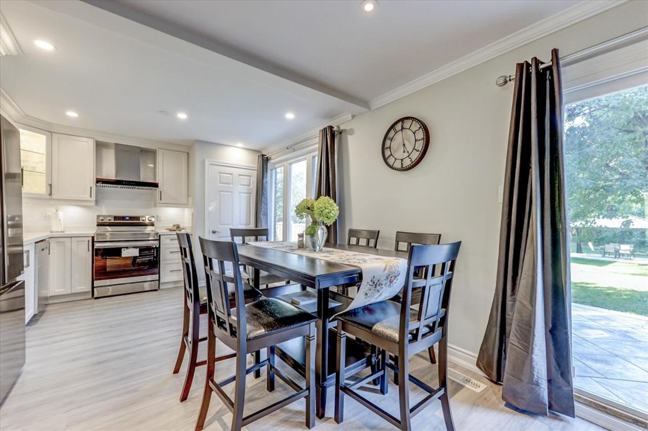 Stunning 7 Bedroom Rougeview Home With 2 Kitchens, 5 Bathrooms, Amazing Backyard & 8-Car Parking Toronto Bagian luar foto