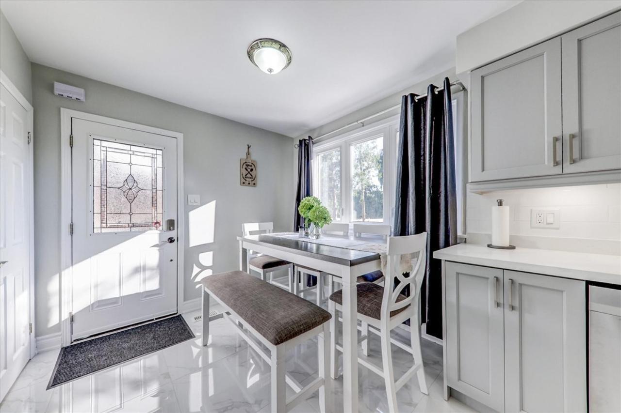 Stunning 7 Bedroom Rougeview Home With 2 Kitchens, 5 Bathrooms, Amazing Backyard & 8-Car Parking Toronto Bagian luar foto