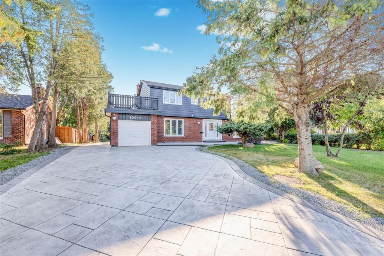 Stunning 7 Bedroom Rougeview Home With 2 Kitchens, 5 Bathrooms, Amazing Backyard & 8-Car Parking Toronto Bagian luar foto