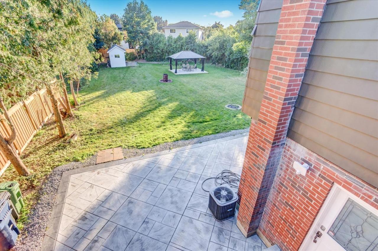 Stunning 7 Bedroom Rougeview Home With 2 Kitchens, 5 Bathrooms, Amazing Backyard & 8-Car Parking Toronto Bagian luar foto