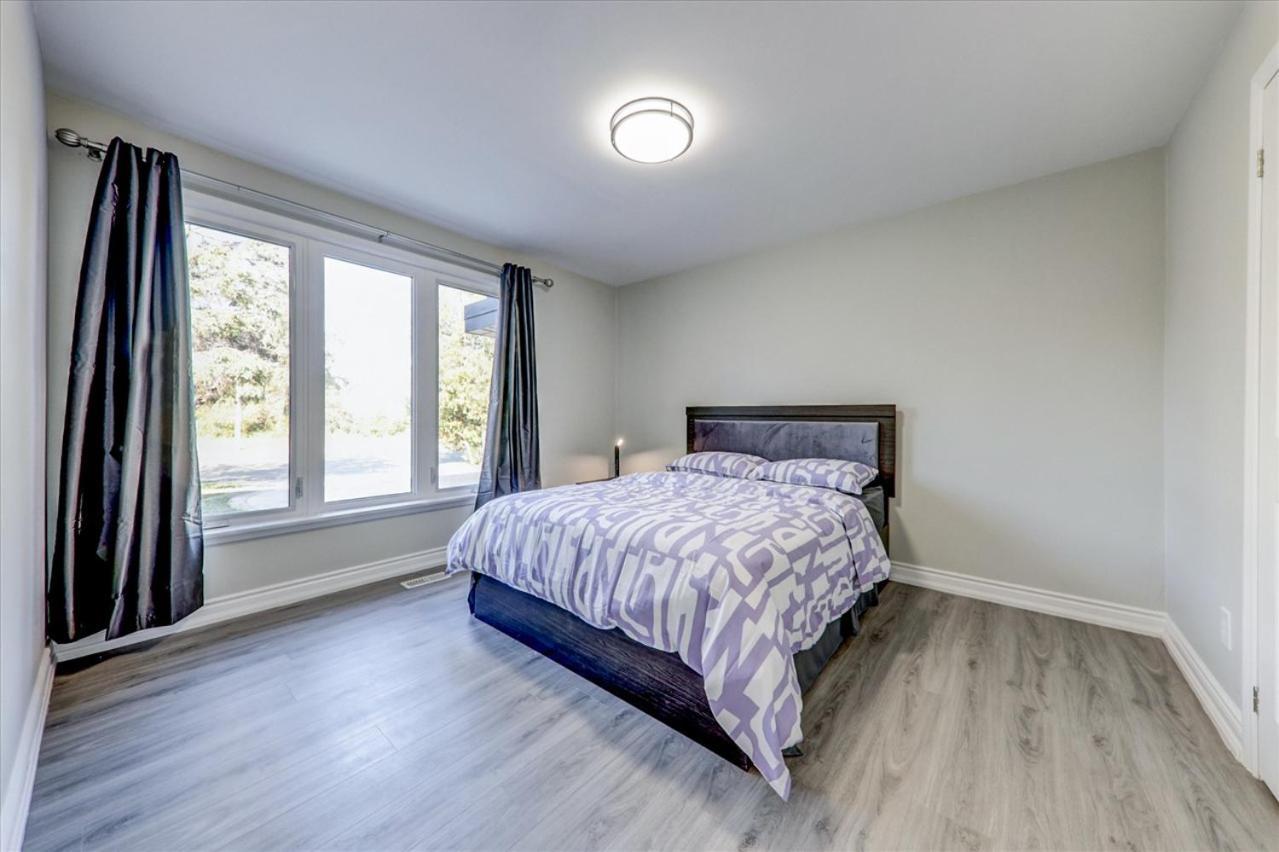 Stunning 7 Bedroom Rougeview Home With 2 Kitchens, 5 Bathrooms, Amazing Backyard & 8-Car Parking Toronto Bagian luar foto