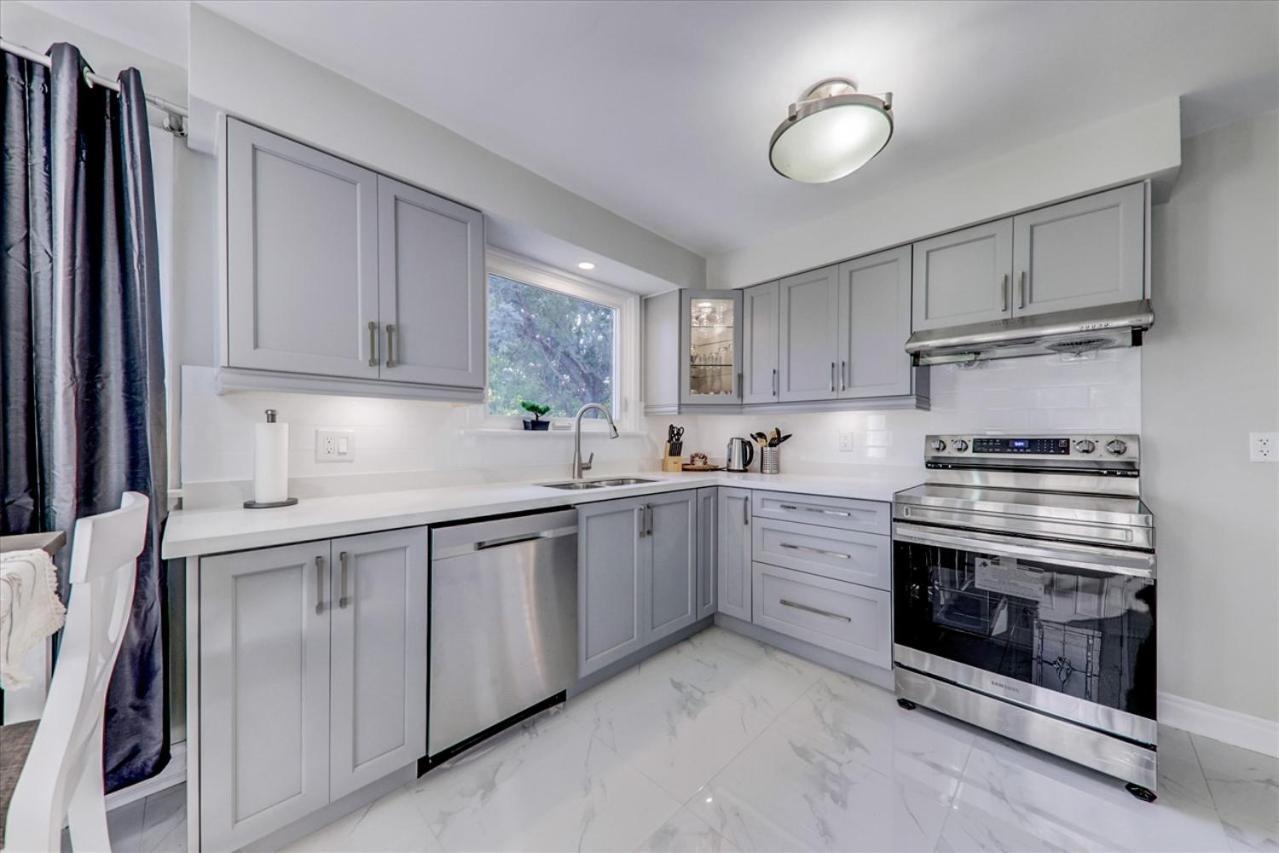 Stunning 7 Bedroom Rougeview Home With 2 Kitchens, 5 Bathrooms, Amazing Backyard & 8-Car Parking Toronto Bagian luar foto