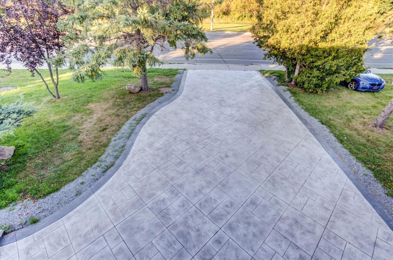 Stunning 7 Bedroom Rougeview Home With 2 Kitchens, 5 Bathrooms, Amazing Backyard & 8-Car Parking Toronto Bagian luar foto
