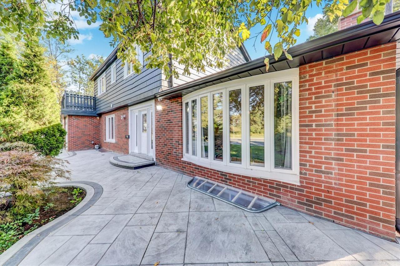 Stunning 7 Bedroom Rougeview Home With 2 Kitchens, 5 Bathrooms, Amazing Backyard & 8-Car Parking Toronto Bagian luar foto