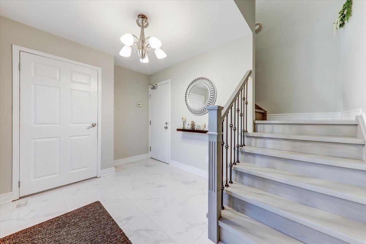 Stunning 7 Bedroom Rougeview Home With 2 Kitchens, 5 Bathrooms, Amazing Backyard & 8-Car Parking Toronto Bagian luar foto