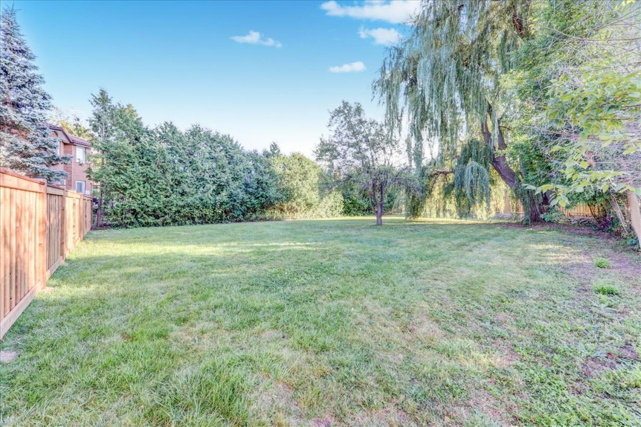 Stunning 7 Bedroom Rougeview Home With 2 Kitchens, 5 Bathrooms, Amazing Backyard & 8-Car Parking Toronto Bagian luar foto