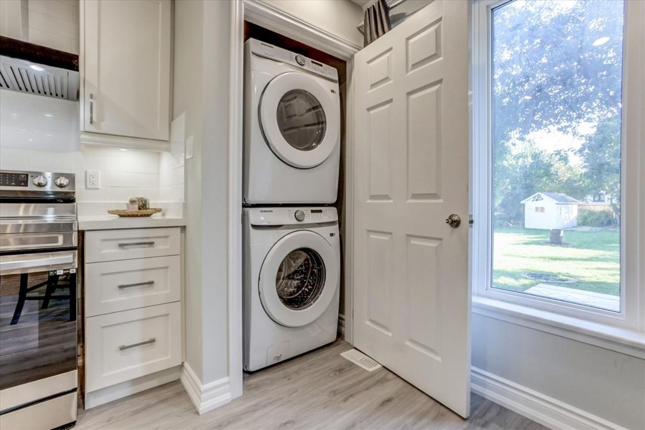 Stunning 7 Bedroom Rougeview Home With 2 Kitchens, 5 Bathrooms, Amazing Backyard & 8-Car Parking Toronto Bagian luar foto
